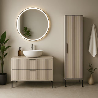 Suderintas vonios baldų komplektas moderniame interjere.