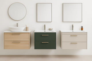 Pakabinamos vonios spintelės – šviesaus medžio ir tamsiai žalios spalvos modernūs vonios baldai su praustuvais ir veidrodžiais.