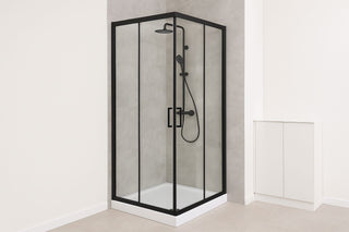 Moderni stikliniu rėmuota dušo kabina minimalistiniame vonios kambaryje