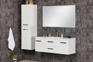 Baltos spalvos pakabinama vonios baldų komplekto „Fokus New“ spintelė su praustuvu, aukšta pakabinama spintele ir dideliu stačiakampiu veidrodžiu moderniame vonios kambaryje.