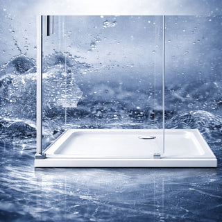 Dušo kabinos stiklinė sienelė su baltu stačiakampiu dušo padėklu ir vandens purslų fonu.