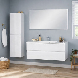 modernūs balti vonios baldai su pakabinama spintele, praustuvu ir aukšta spinta minimalistiniame vonios kambaryje