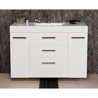 Baltos vonios spintelės FOKUS NEW 120 cm priekinis vaizdas su uždarytais stalčiais ir durimis.