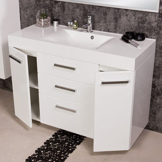 FOKUS NEW 120 cm vonios spintelė su pravertomis durelėmis ir stalčiais, matomos lentynos ir talpa.