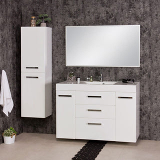 Baltos FOKUS NEW 120 cm spintelės vaizdas vonios kambario interjere su veidrodžiu ir aukšta spintele.