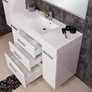 Atidarytų stalčių ir durelių vaizdas, rodantis FOKUS NEW 120 cm spintelės vidinę struktūrą ir praustuvo zoną.