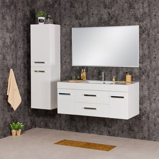 FOKUS NEW 120 cm balta vonios spintelė interjere – su kabinama aukšta spintele ir veidrodžiu.