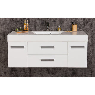 Balta FOKUS NEW 120 cm vonios spintelė su praustuvu – vaizdas iš priekio, su dekoratyviniais aksesuarais ant stalviršio.