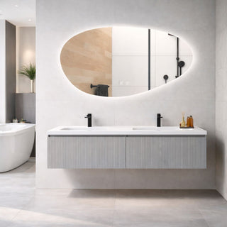 Šviesus modernus vonios kambarys su pakabinama dviguba praustuvo spintele, juodais maišytuvais ir ovaliu veidrodžiu su LED apšvietimu, šalia matoma vonia ir dušo zona.