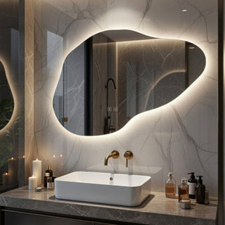 Netaisyklingos formos veidrodis su foniniu apsvietimu virs praustuvo