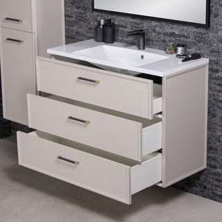 Trys atidaryti stalciai vonios spinteleje su juodomis rankenelemis