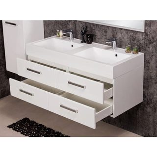 Dviguba vonios spintelė su ištrauktomis stalčių eilėmis ir plačiu dolomito paviršiumi.