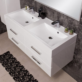 Dviguba balta vonios spintelė su dviem praustuvais, matoma iš viršaus, su chromuotais maišytuvais.