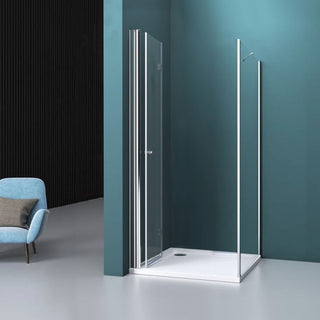 Atidarytos dušo kabinos durys ir matomas vidinis plotas