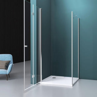 Atvertos dušo kabinos durys ir matomas vidinis plotas