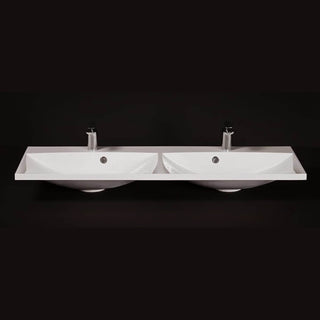 Dviguba balta kriauklė iš dolomito su dviem atskirais dubenimis ir maišytuvais, fotografuota tiesiai iš priekio.