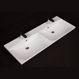 Dviejų dubenų baltas Julia praustuvas su juodais maišytuvais, fotografuotas kampu iš viršaus, matomas šoninis stalviršis.