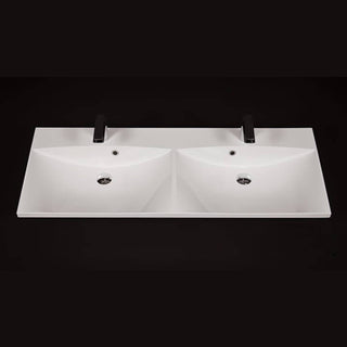 Stačiakampis baltas Julia praustuvas su dviem dubenimis, fotografuotas iš viršaus, su integruotomis čiaupo angomis.