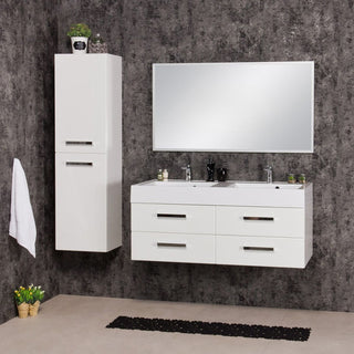 Pakabinama dvigubo praustuvo vonios spintelė moderniame vonios kambario interjere.