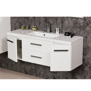 FOKUS NEW 120 cm balta vonios spintelė su atidarytomis durelėmis, atskleidžiančiomis vidinę lentyną.