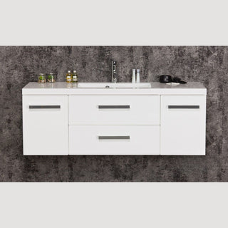 Balta pakabinama FOKUS NEW 120 cm vonios spintelė su praustuvu, fotografuota iš priekio prieš pilką sieną.