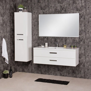 FOKUS NEW vonios baldų komplektas: 120 cm balta spintelė, aukšta pakabinama spintelė ir stačiakampis veidrodis.