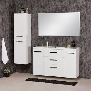 FOKUS NEW balta vonios spintelė kartu su aukšta spintele ir dideliu stačiakampiu veidrodžiu.