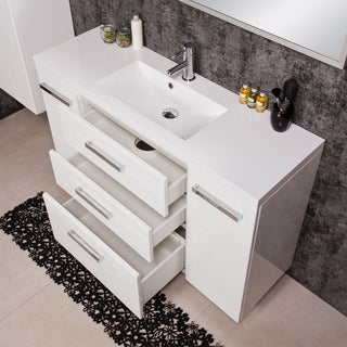 FOKUS NEW vonios spintelė su atidarytais trimis stalčiais ir integruota kriaukle.