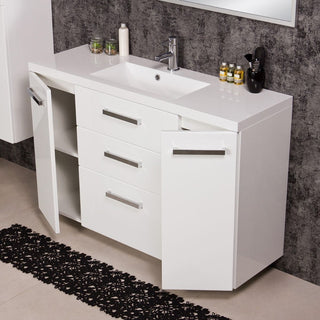 FOKUS NEW balta vonios spintelė su atviromis durelėmis ir matomomis vidinėmis lentynomis.