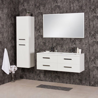 Vonios kambario interjeras su pakabinama dvigubo praustuvo spintele ir sienine spinta.