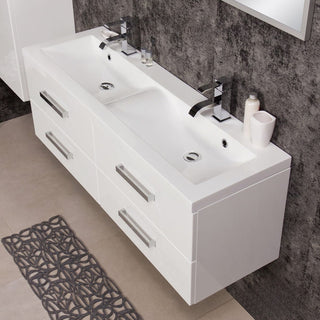 Dviguba balta praustuvo spintelė fotografuota iš viršaus, matosi praustuvai ir chromuoti maišytuvai.