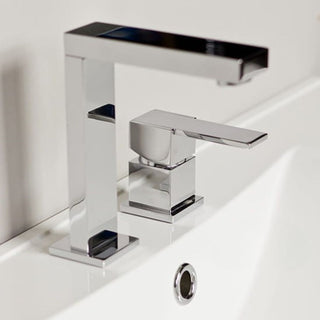 Artimas dviejų skylių Kohlman Excelent maišytuvo vaizdas, ryškiai matomos chromuotos geometrijos formos.