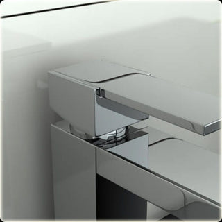 Chromuoto Kohlman Excelent praustuvo maišytuvo viršutinės dalies artimas vaizdas, matomas lygių briaunų dizainas.