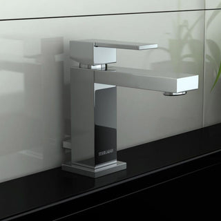 Prie praustuvo sumontuotas Kohlman Excelent maišytuvas su stačiakampiu korpusu ir blizgia chromuota apdaila.