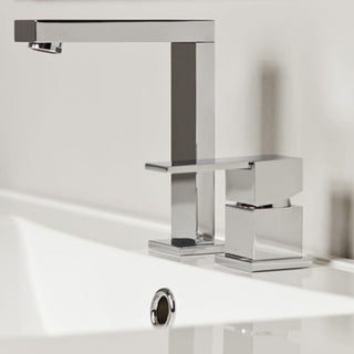 Kohlman Excelent dviejų skylių maišytuvas iš šono, pabrėžiantis aukštą snapelį ir atskirą valdymo modulį.