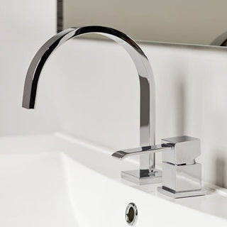 Chromuotas dvieju skyliu Kohlman Axis maisytuvas montuotas ant balto praustuvo.