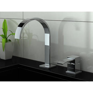 Kohlman Axis dvieju skyliu maisytuvas moderniame vonios interjere prie juodo stalvirsio.