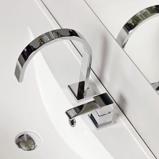 Kohlman Axis dvieju skyliu maisytuvas fotografuotas is virsaus su atspindziu veidrodyje.