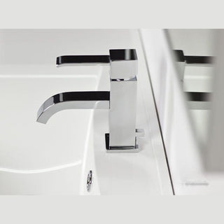 Kohlman AXIS chromuotas praustuvo maisytuvas sumontuotas prie balto praustuvo.