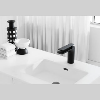 Kohlman Experience juodas praustuvo maisytuvas sumontuotas baltame vonios interjere.