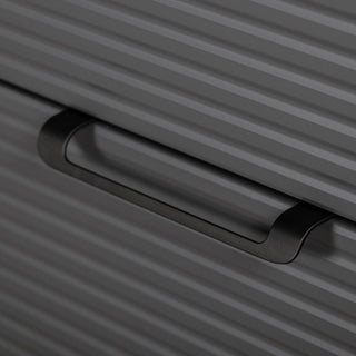 Juodos rankenėlės artinimas ant antracito spalvos Libra vonios spintelės fasado su horizontaliais grioveliais.