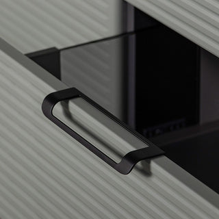 Juoda metaline rankenele ant salaviju spalvos Libra 120 cm vonios spinteles stalciaus.