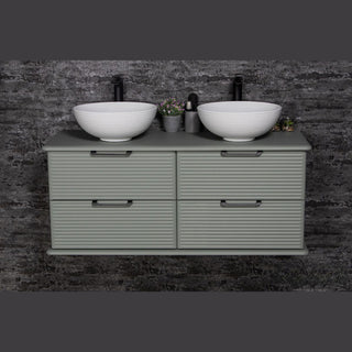 Priekinis vaizdas i salaviju Libra 120 cm pakabinama spintele su dviem kriauklemis ir keturiais stalciais.