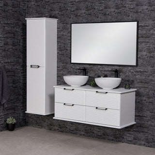 Libra 120 cm vonios baldai – spinta, spintele su dviem kriauklemis ir veidrodis ant tamsios sienos.