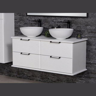 Libra 120 vonios spintele su dviem baltomis kriauklemis ir juodais maišytuvais matoma is soninio kampo.