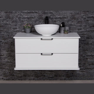 Balta pakabinama vonios spintele Libra su apskritu keraminiu praustuvu ir juodomis rankenelemis.