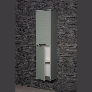 Libra 45x155 cm šalavijų spalvos vonios spintelė su atidaryta apatine durele ir vidinėmis lentynomis.