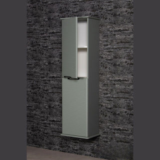 Libra šalavijų spalvos pakabinama 45x155 cm vonios spintelė su atidaryta viršutine durele ir matomomis lentynomis.