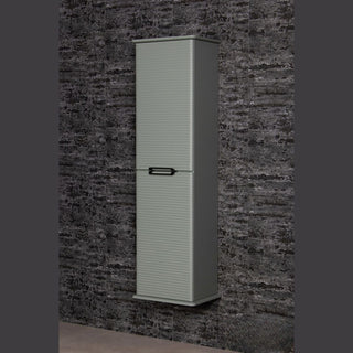 Libra šalavijų spalvos 45x155 cm pakabinama vonios spintelė su juoda rankena ir uždarytomis durimis.