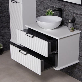 Atidaryti du LIBRA vonios spintelės stalčiai su stikliniais bėgeliais ir balto MDF stalviršiu.